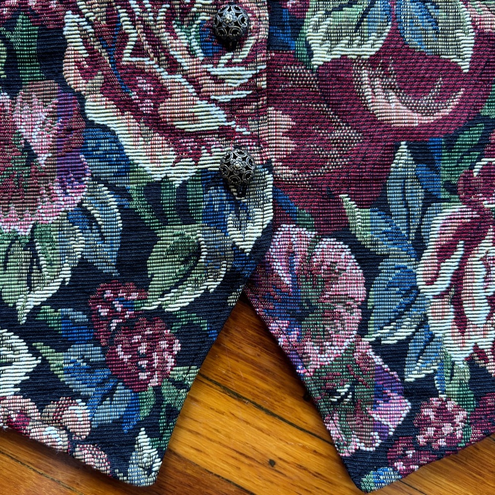 💀 SOLD 💀 Vintage 90s Black Floral Tapestry Vest 5 Button Bobbie Brooks ~ Size S - Picture 8 of 9